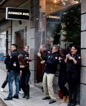 En grupp personer utanför en entré med Bonnier Buds skylt.